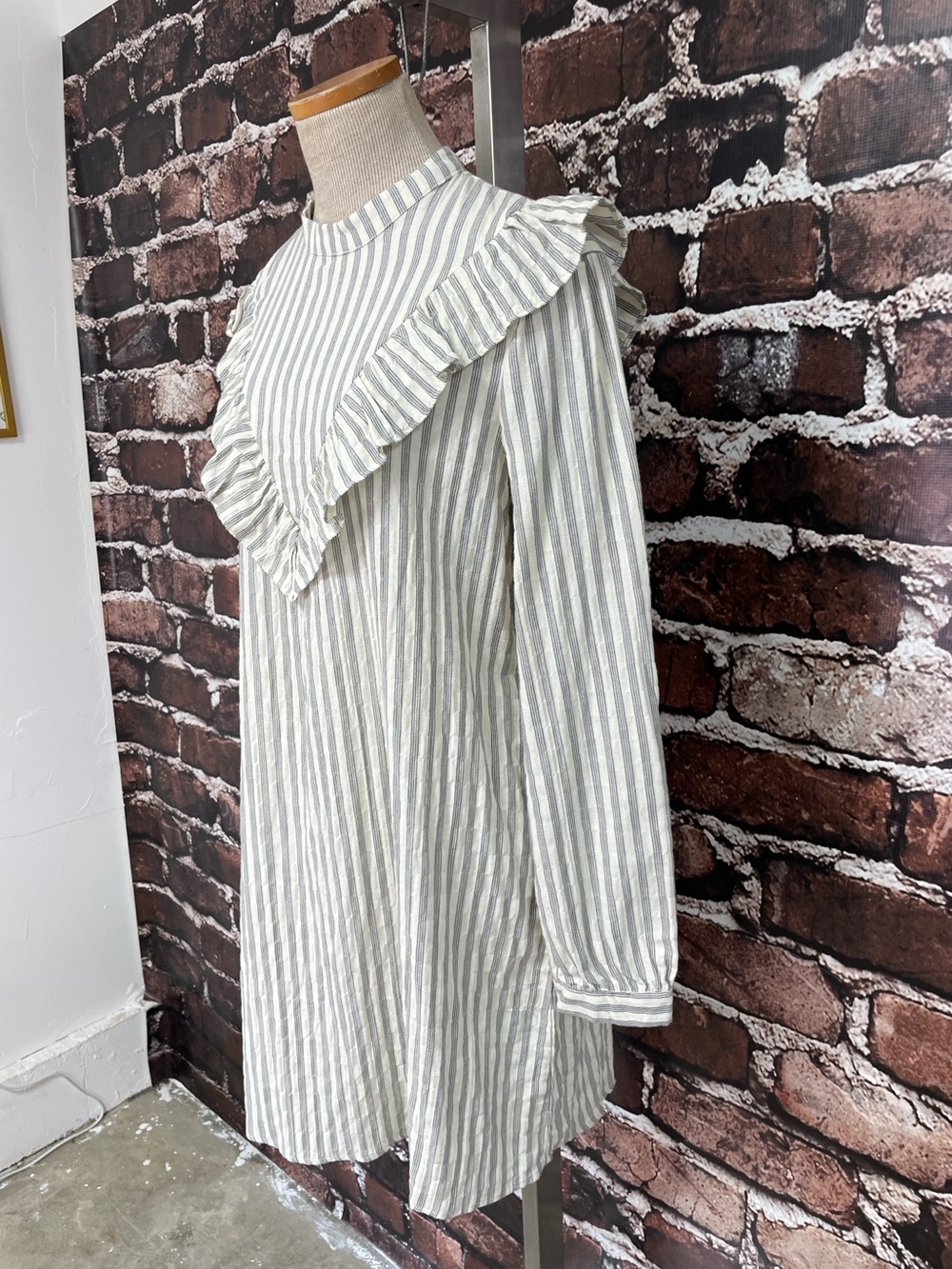 Rylee + Cru Dress Striped Ruffle Yoke Shift Light Gray White Size Large - Picture 7 of 14